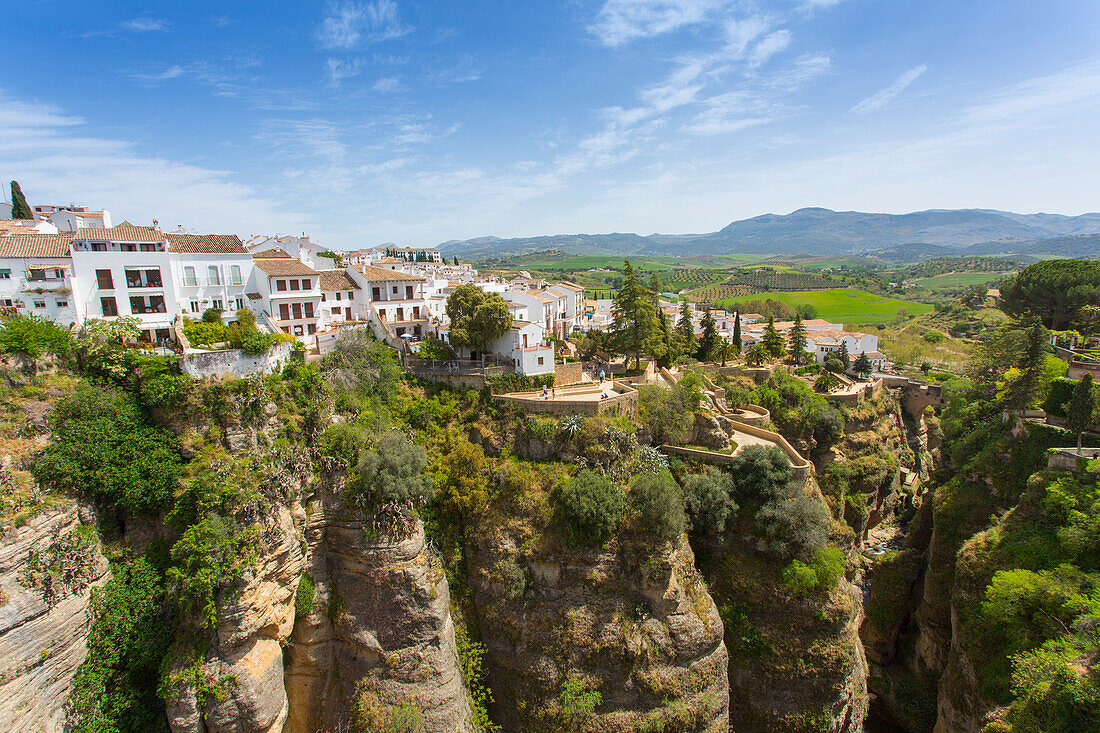 Blick auf Ronda und andalusische Landschaft von Puente Nuevo, Ronda, Andalusien, Spanien, Europa