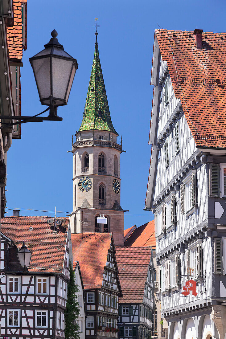 Fachwerkhäuser am Marktplatz, Gemeindekirche, Schorndorf, Baden-Württemberg, Deutschland, Europa