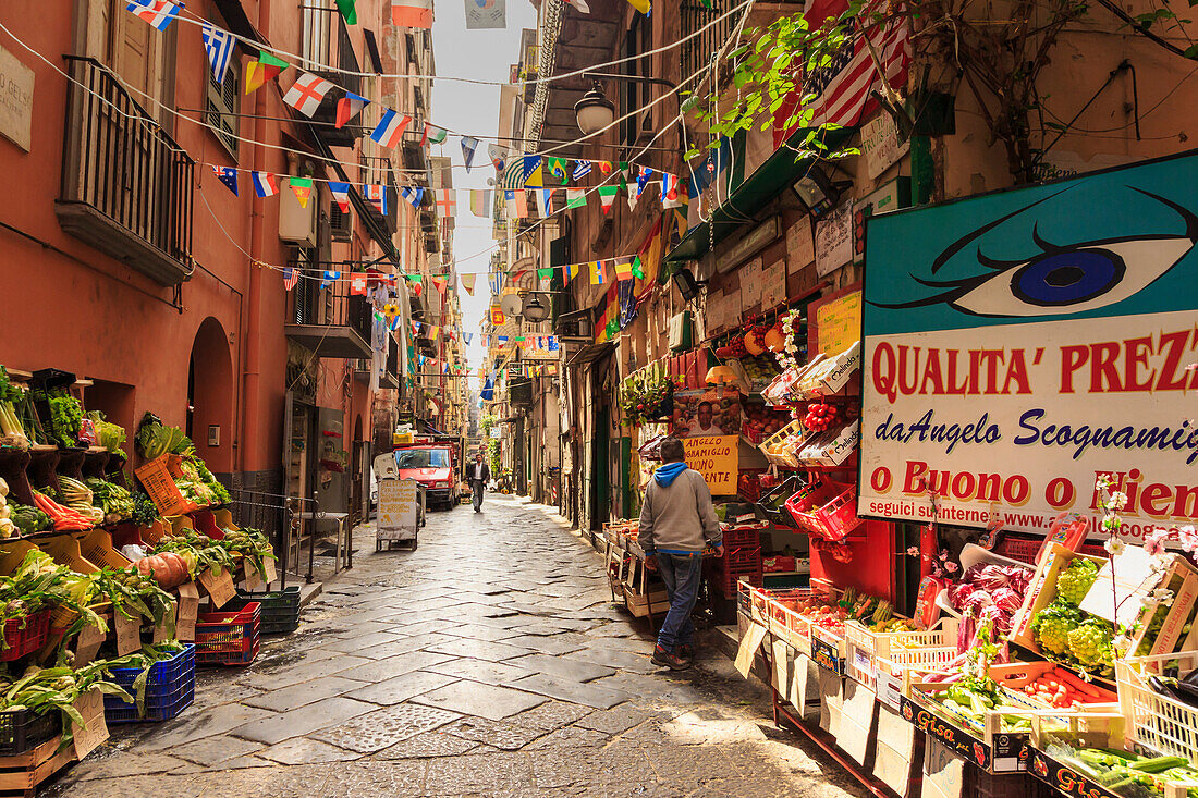 Alley in the densely populated Spanish Quarter (Quartieri Spagnoli), City of Naples, Campania, Italy, Europe