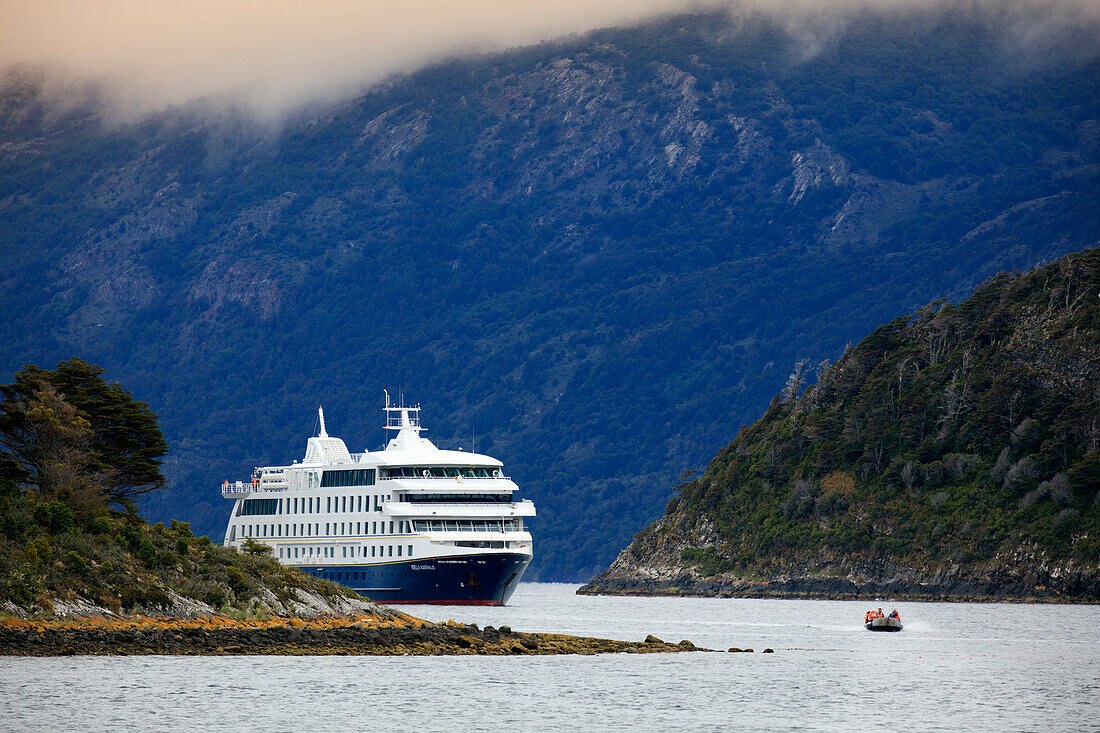 Das Stella Australis Kreuzfahrtschiff im Beagle Channel, Patagonien, Chile, Südamerika