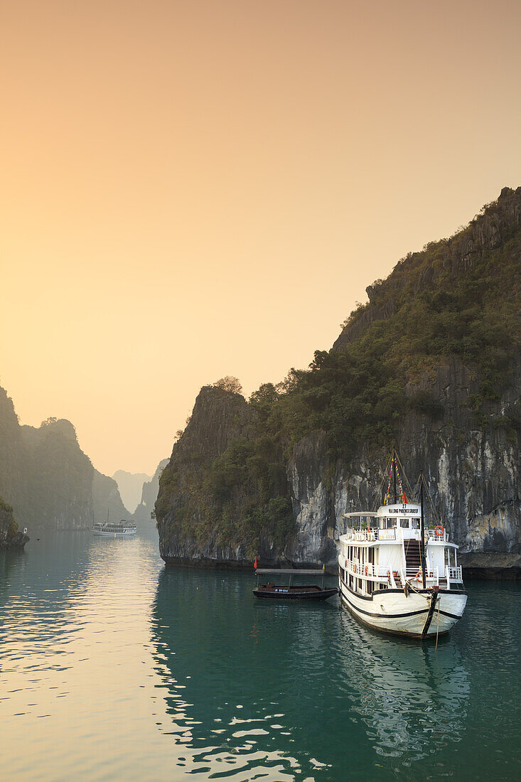 Boote auf Halong Bucht im Morgengrauen, UNESCO Weltkulturerbe, Vietnam, Indochina, Südostasien, Asien