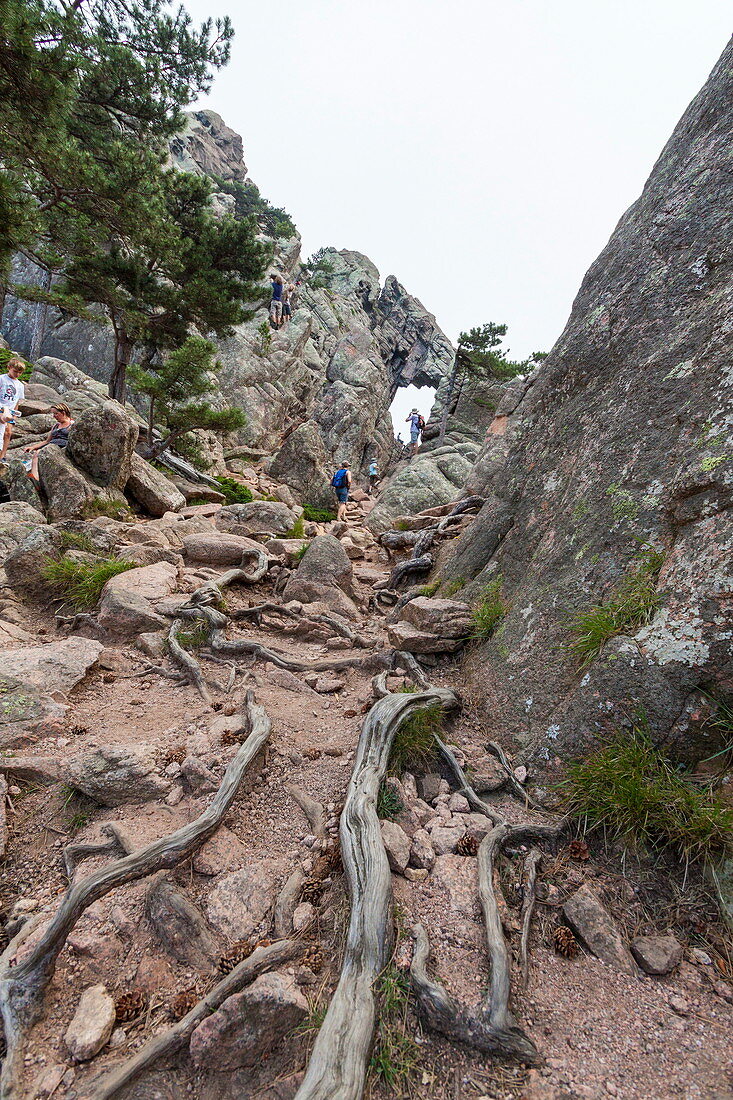 Wanderer fahren in der Felsenschlucht Col de Bavella (Pass von Bavella), Solenzara, Südkorsika, Frankreich, Europa