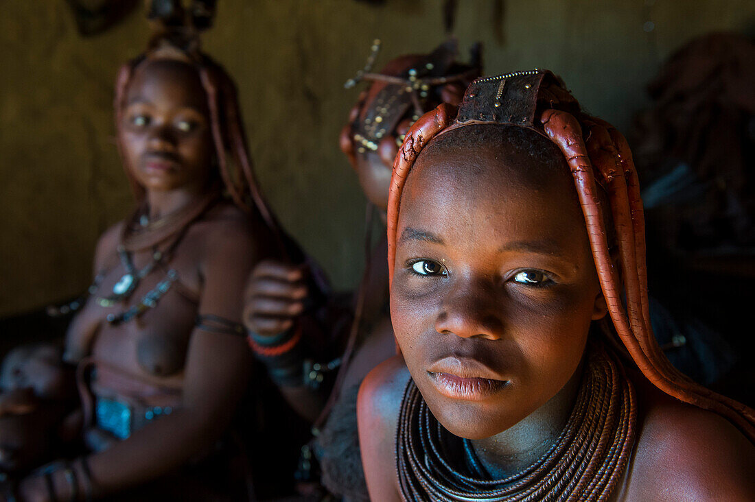 Freundliche Himba Frauen in ihrer Hütte, Kaokoland, Namibia, Afrika