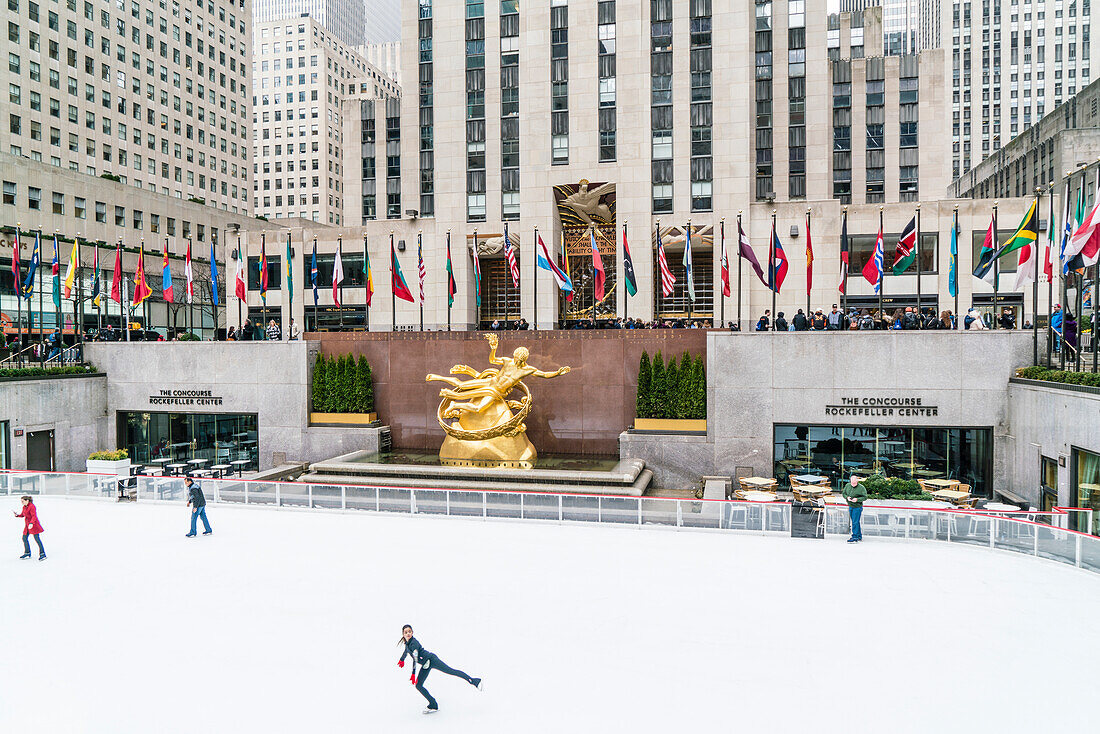Die Winter-Eislaufbahn in Rockefeller Plaza, New York City, Vereinigte Staaten von Amerika, Nordamerika