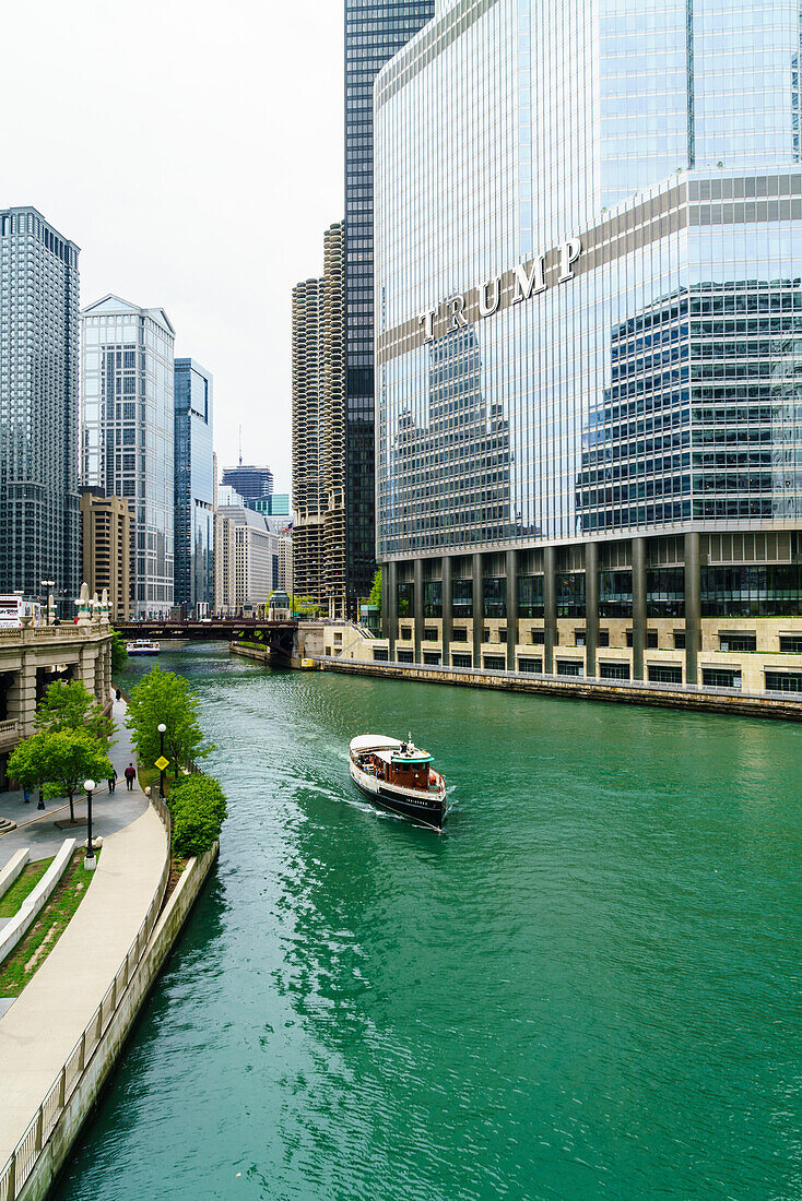 Sightseeing boat on the Chicago River, Chicago, Illinois, United States of America, North America