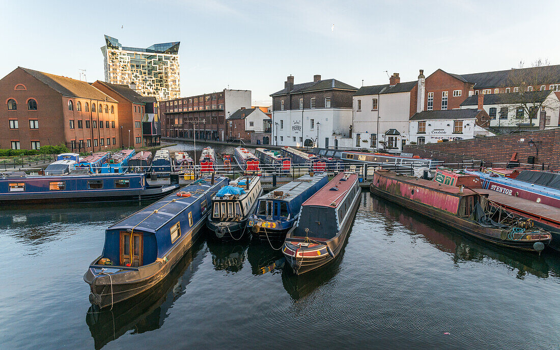 Hausboote auf dem Gas Street Canal Basin im Herzen von Birmingham, England, Großbritannien, Europa
