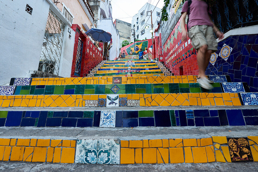 Motion verschwommene Beine des Mannes gehen die Selaron Steps, 215 dekoriert Schritte die Arbeit des Künstlers Jorge Selaron, Rio de Janeiro, Brasilien, Südamerika