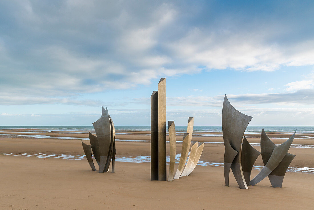 The Braves sculpture on the shore of Omaha Beach, Saint-Laurent-sur-Mer, Normandy, France, Europe