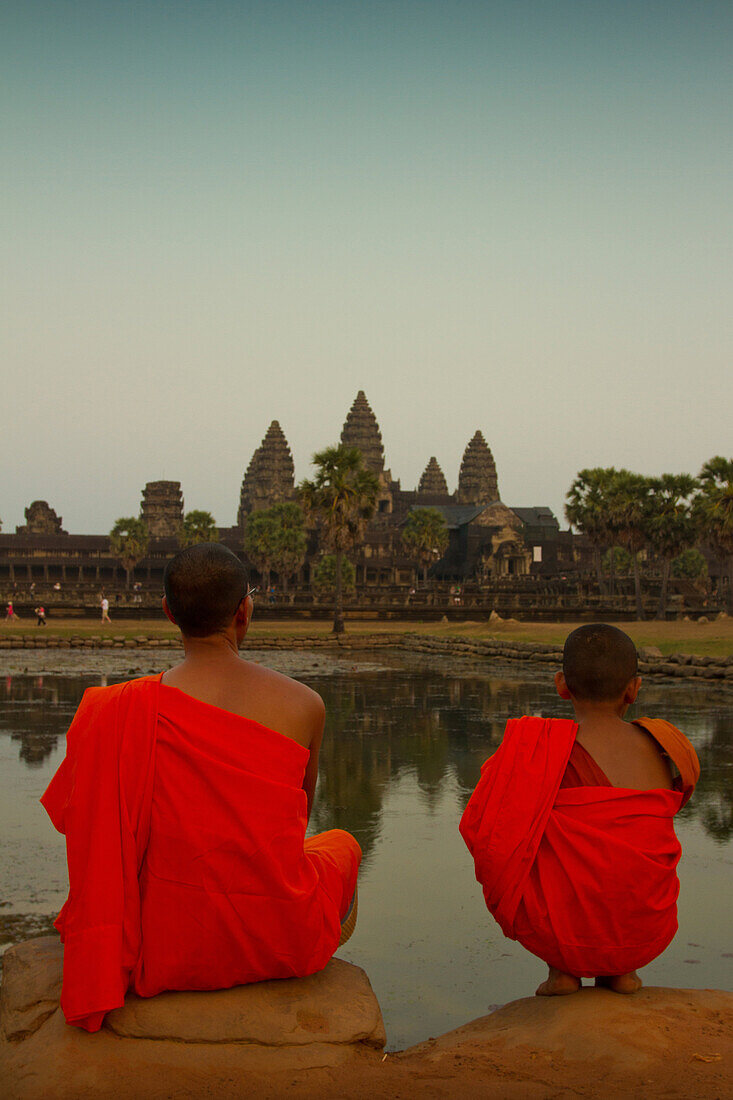 Anfänger Buddhistischer Mönch und sein Lehrer in Angkor Wat, UNESCO Weltkulturerbe, Siem Reap, Kambodscha, Indochina, Südostasien, Asien