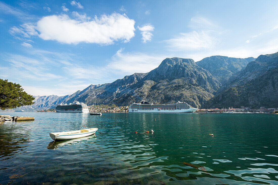 Kreuzfahrtschiffe in der Bucht von Kotor, UNESCO Weltkulturerbe, Montenegro, Europa