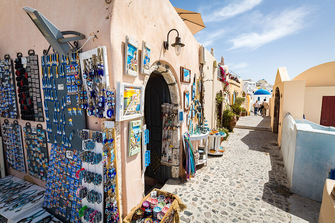 Souvenir shops selling pictures, magnets and jewellery in Oia, Santorini, Cyclades, Greek Islands, Greece, Europe