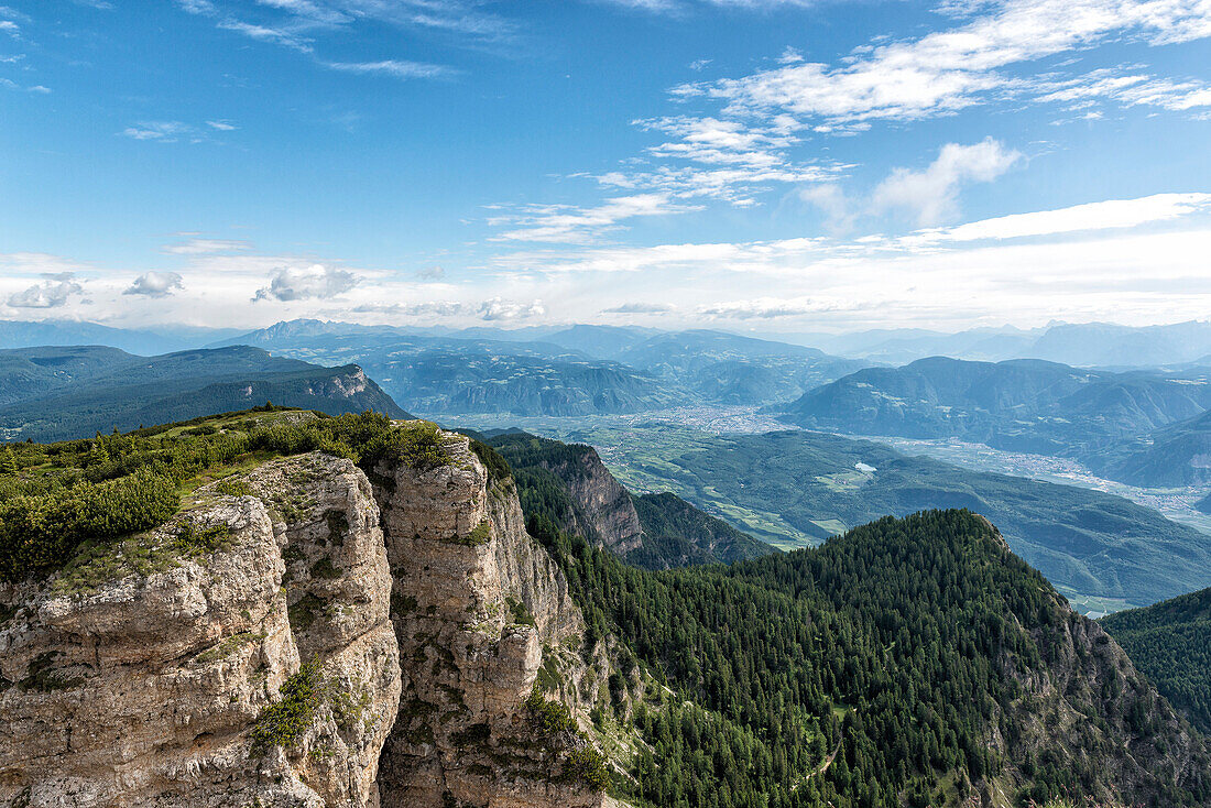 Bolzano sehen von der Spitze des Roen Mount, Non Tal, Trentino Alto Adige, Italien
