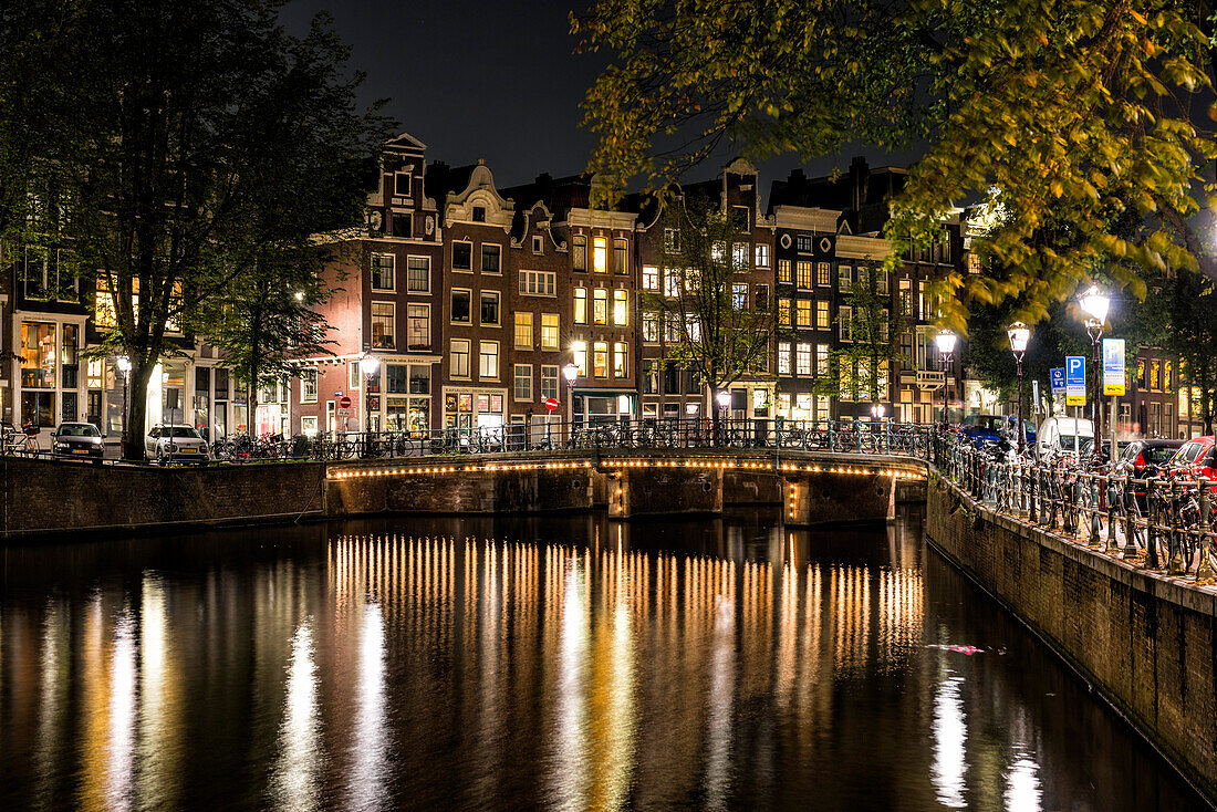 Amsterdam, die Niederlande, Europa, Reflexionen in der Nacht im Kanal