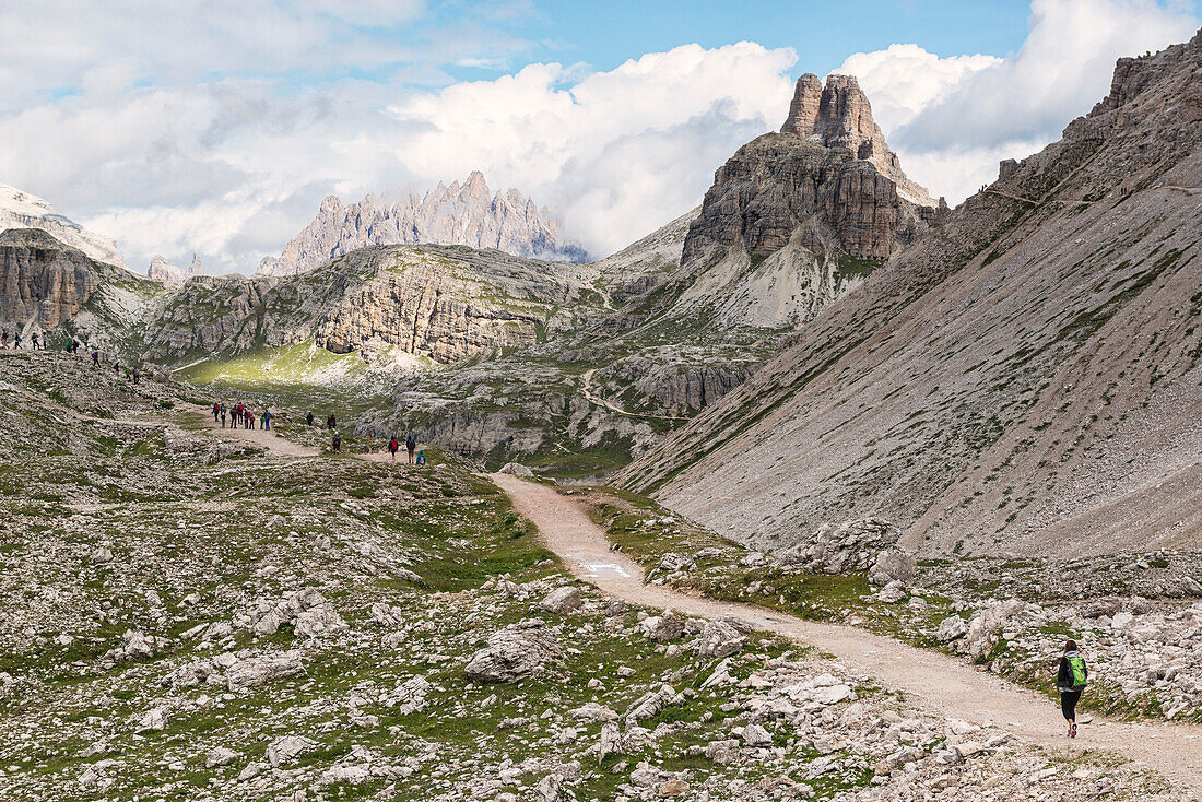 Wanderer, die die Locatelli-Zuflucht entdecken, Sesto Dolomiten Trentino-Südtirol Italien Europa