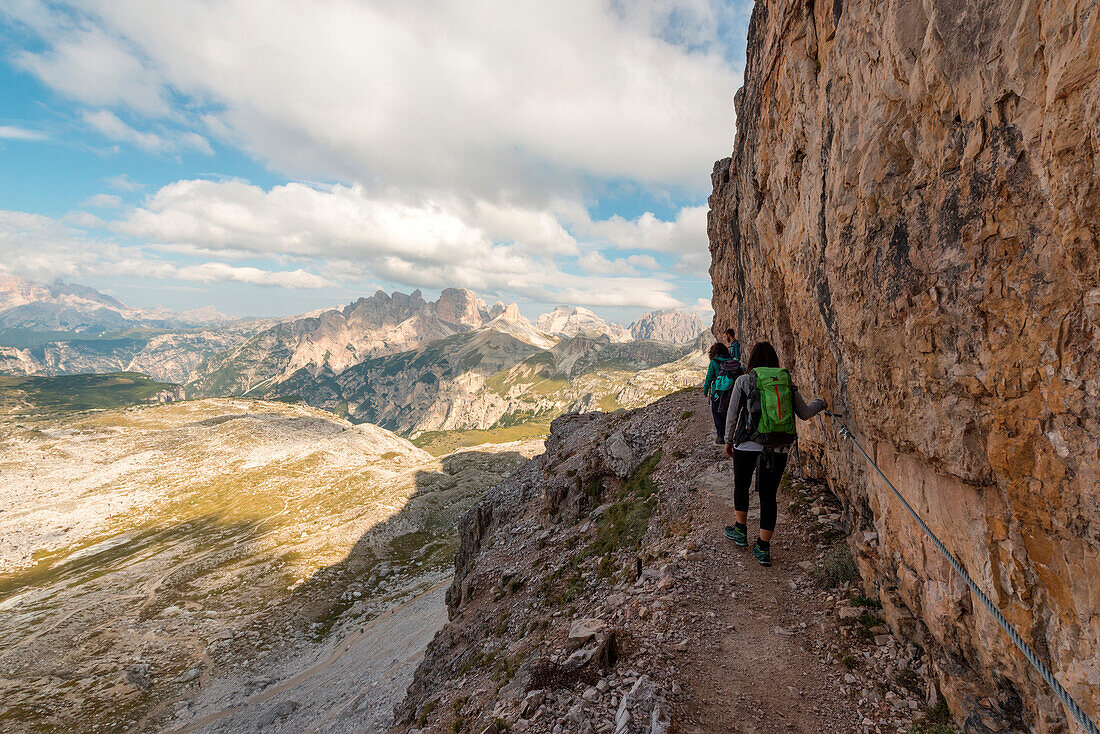 Europa, Italien, Dolomiten, Venetien, Belluno, Wanderer, die sich auf die Schützengräben des Ersten Weltkrieges am Berg Paterno wagen