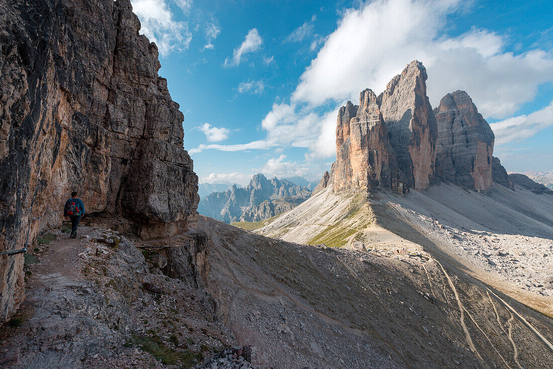 Europa, Italien, Dolomiten, Venetien, Belluno, Wanderer bewundern Tre Cime di Lavaredo von Gräben des Ersten Weltkriegs auf dem Berg Paterno