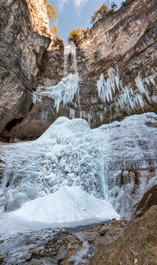 Italien, Trentino Südtirol, Non Valley, gefrorener Wasserfall von Tret Stadt