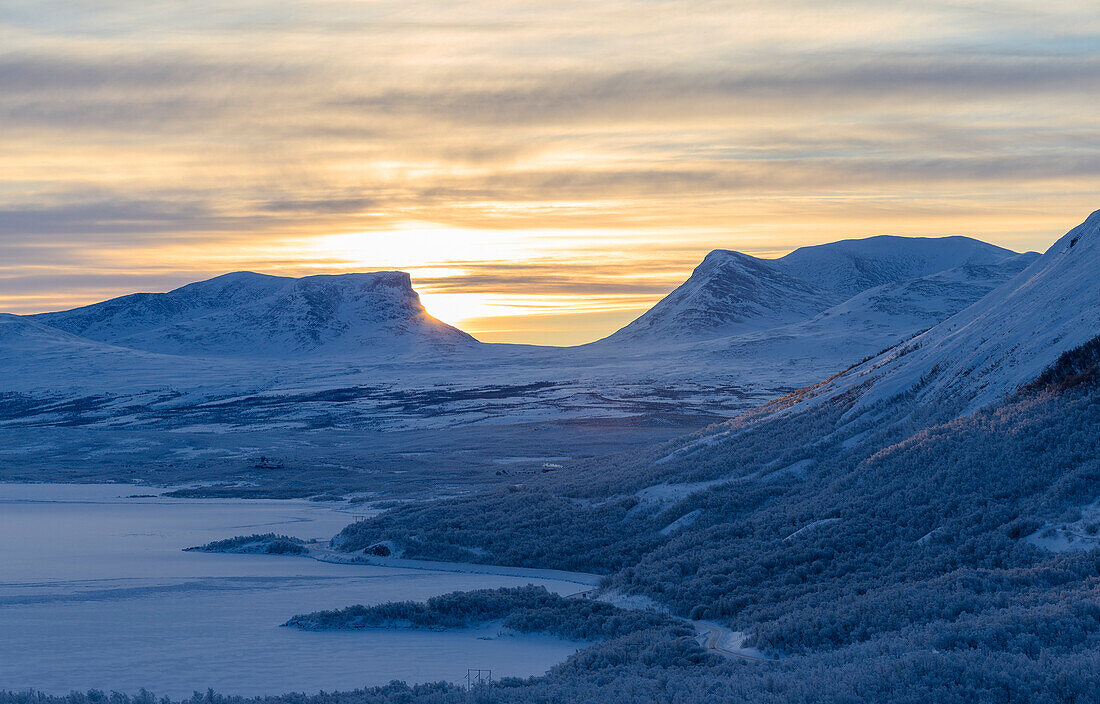 Die Sonne steigt über Lappland Door, Bjorkliden, Norbottens Ian, Schweden, Europa