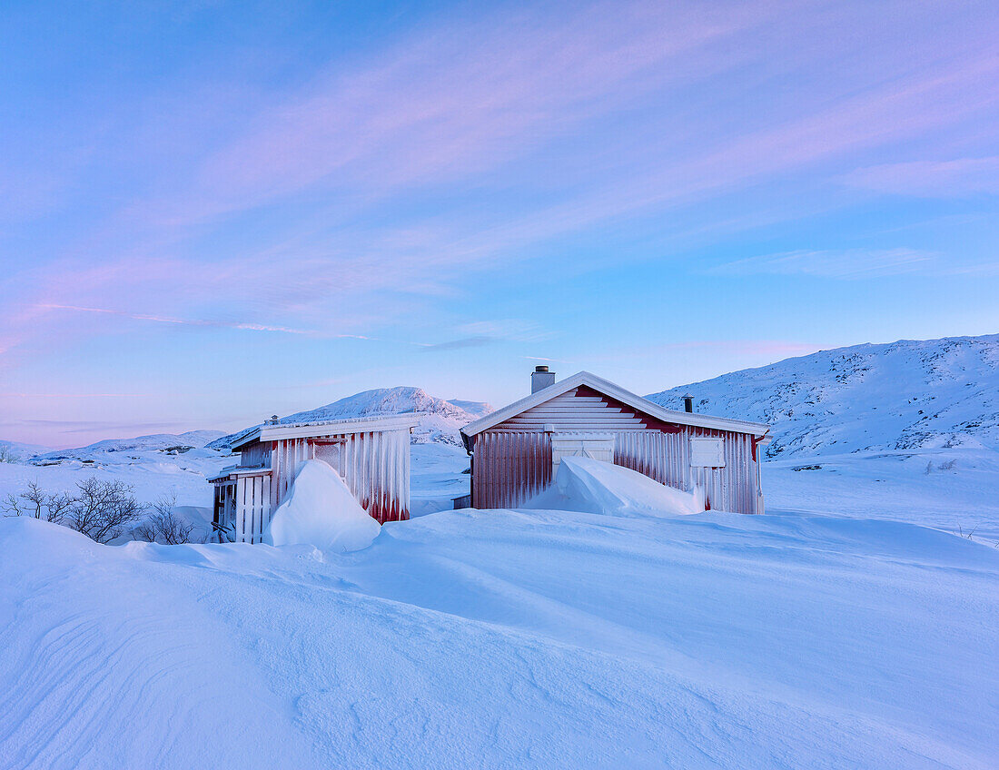 Rote Häuser isoliert von arktischen Winter während des Sonnenuntergangs, Bjornfjell, Riskgransen, Norbottens Ian, Lappland, Schweden, Europa
