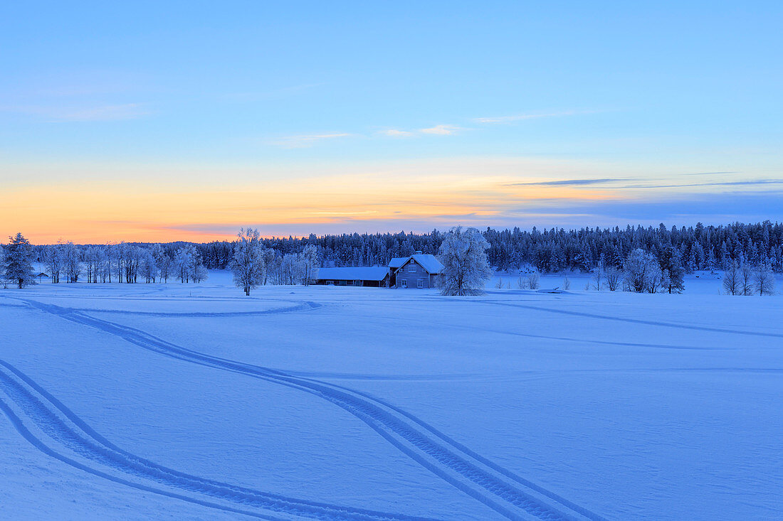 Haus isoliert in der grenzenlosen Taiga an der Grenze zwischen Schweden und Finnland, Hukanmaa, Kitkiojoki, Norbottens Ian, Lappland, Schweden, Europa