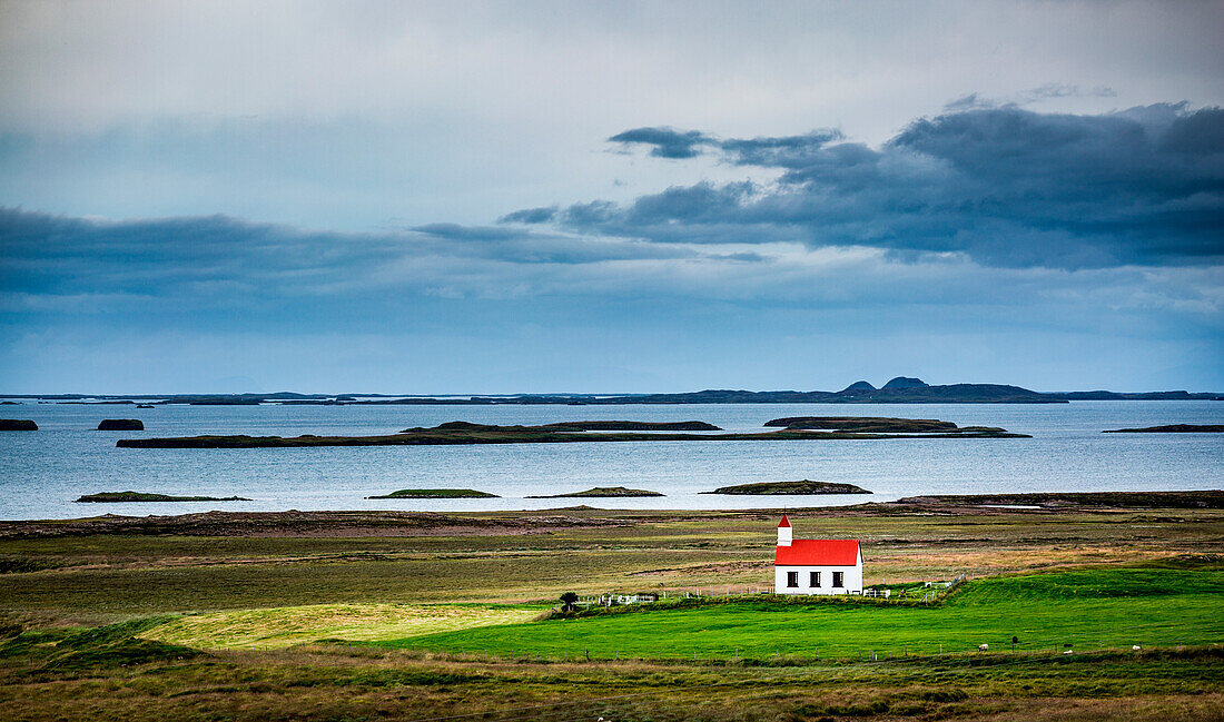 Island, Westfjord und einsame Kirche in der grünen Landschaft