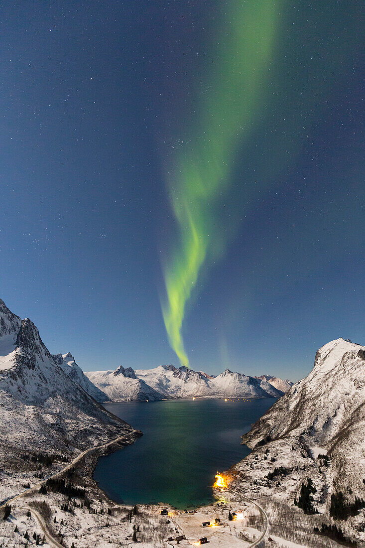 Nordlichter bei Mefjordbotn, Berg, Senja, Norwegen, Europa