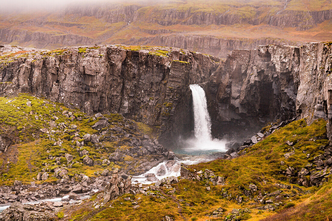 Südwestlich von Island mit Wasserfall, Hofn, Island