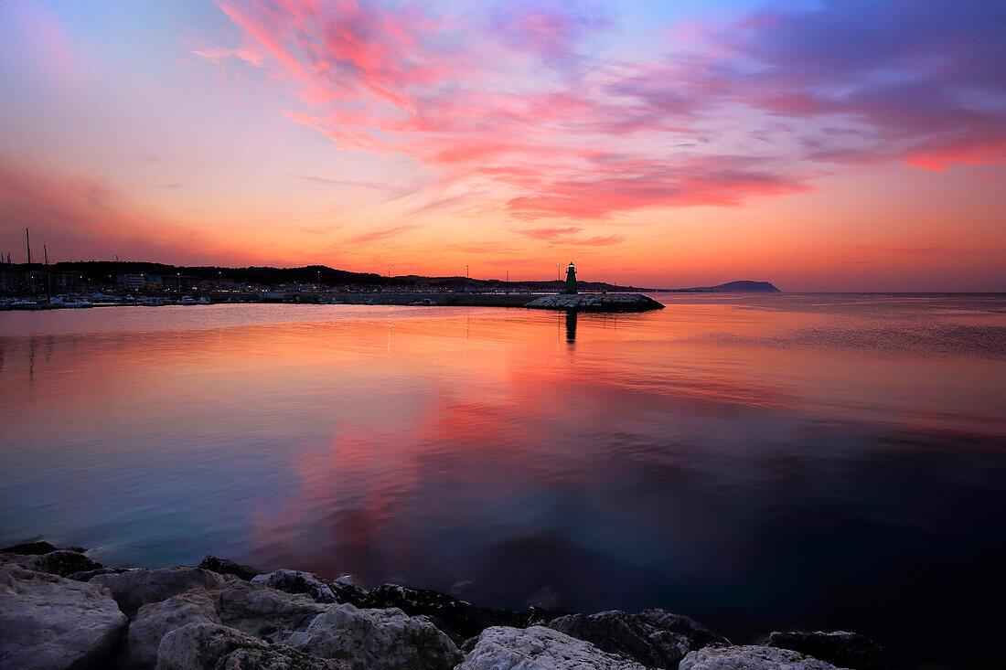 Sonnenuntergang über Seehafen von Civitanova Marche Dorf, Macerata Bezirk, Marche, Italien