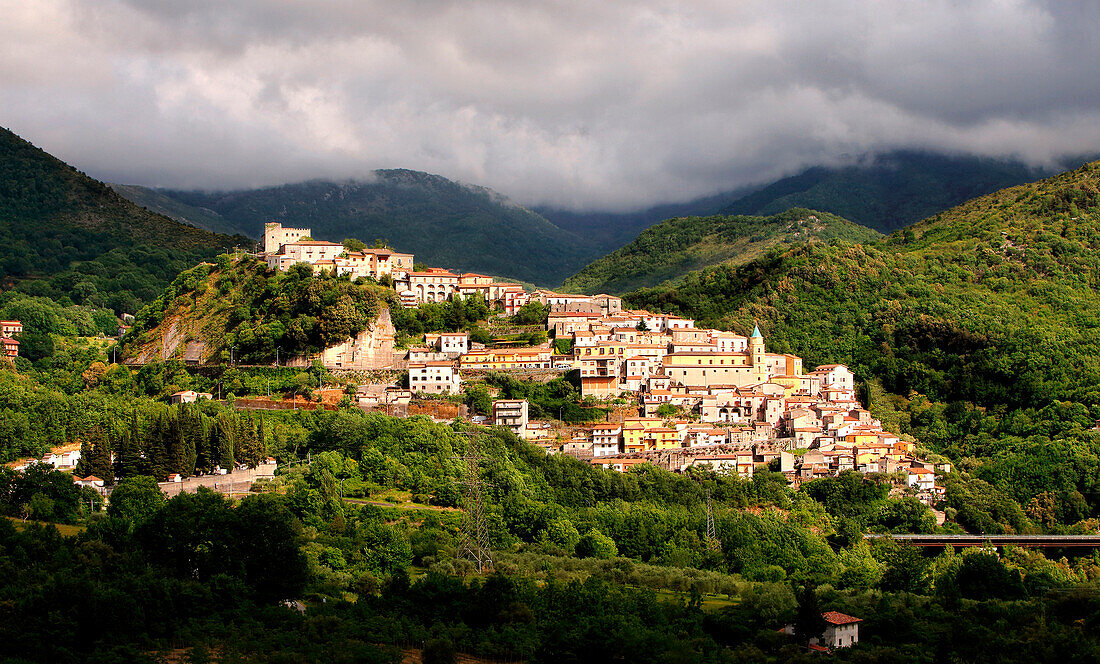 Blick auf Viggianello Dorf aus Landschaft, Potenza Bezirk, Basilikata, Italien