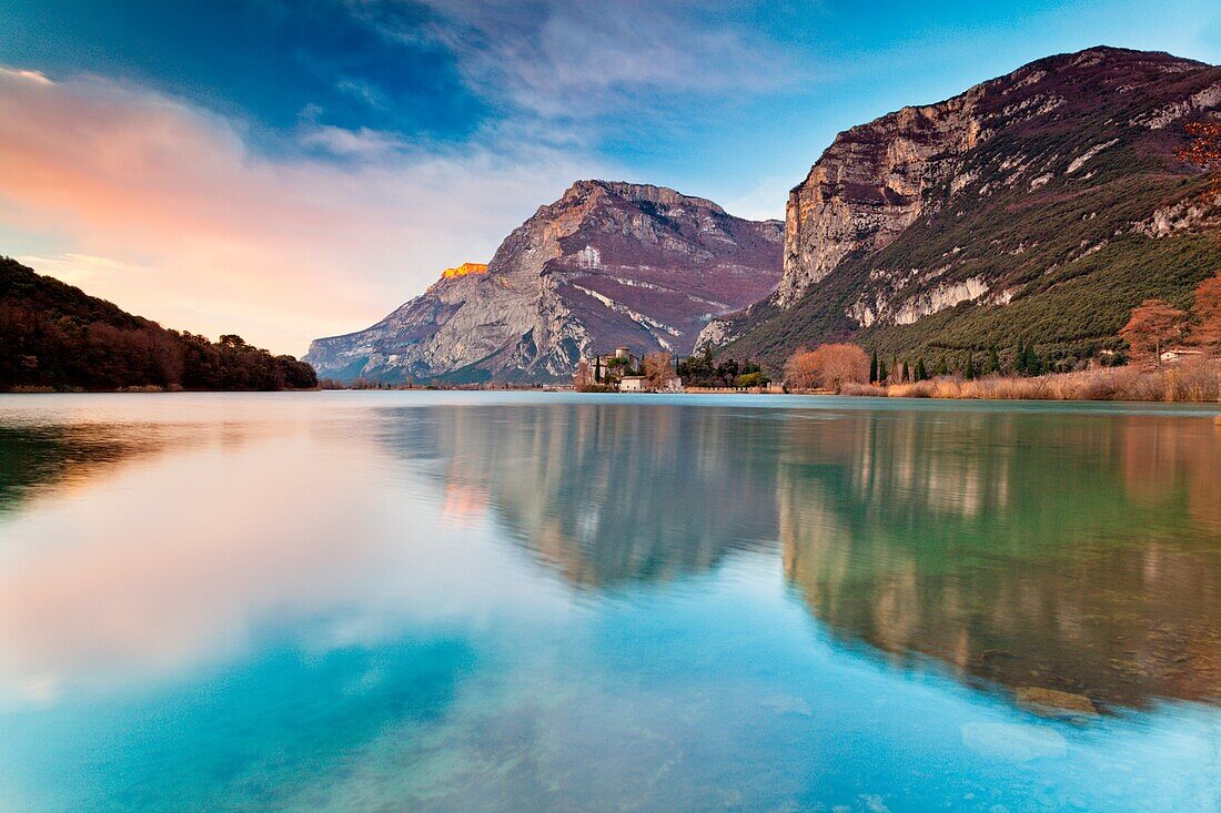 Toblino-See, Trentino-Südtirol, Italien, Der Toblino-See bei Sonnenaufgang mit Toblino-Burg im Zentrum