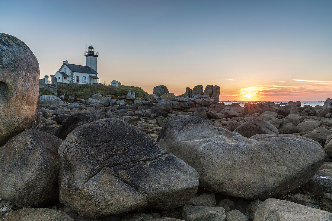 Sonnenuntergang hinter Pontusval Leuchtturm, Brignogan Plage, Finistère, Bretagne, Frankreich