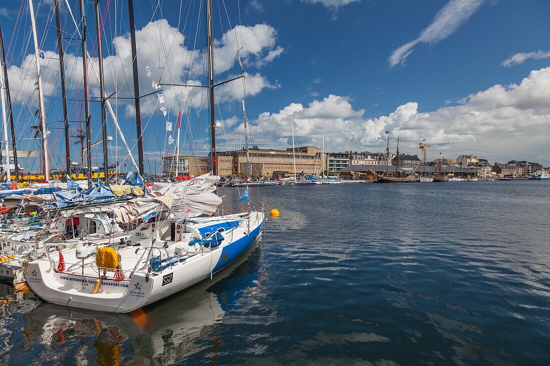 St-Malo, Bretagne, Frankreich, Der Hafen mit einigen Booten an einem Sommertag