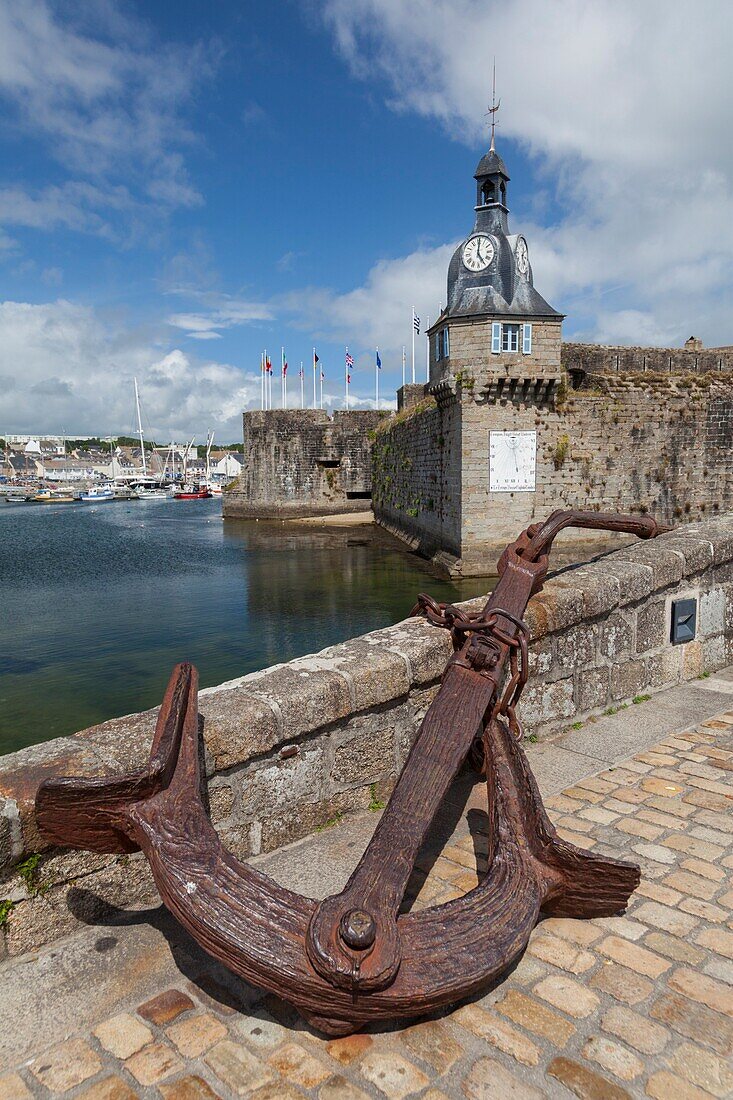 Concarneau, Bretagne, Frankreich, Ein Anker am Eingang der mittelalterlichen Stadt