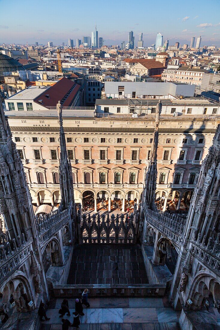 Mailand, Lombardei, Italien, Blick von der Terrasse des Doms Mailand zu den Wolkenkratzern der Stadt
