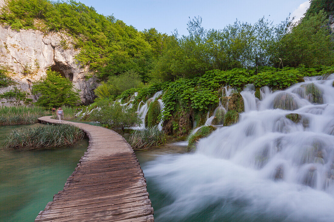 Plitvicer Nationalpark, Kroatien, Ein Laufsteg und ein Wasserfall