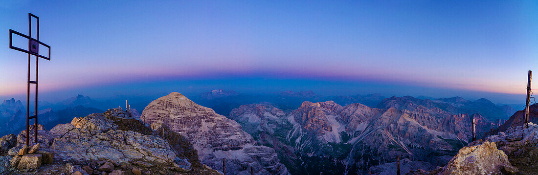 Tofana di Mezzo, Cortina d'Ampezzo, Dolomiten, Belluno, Venetien, Italien, Venusgürtel und Sonnenaufgang von Tofana di Mezzo