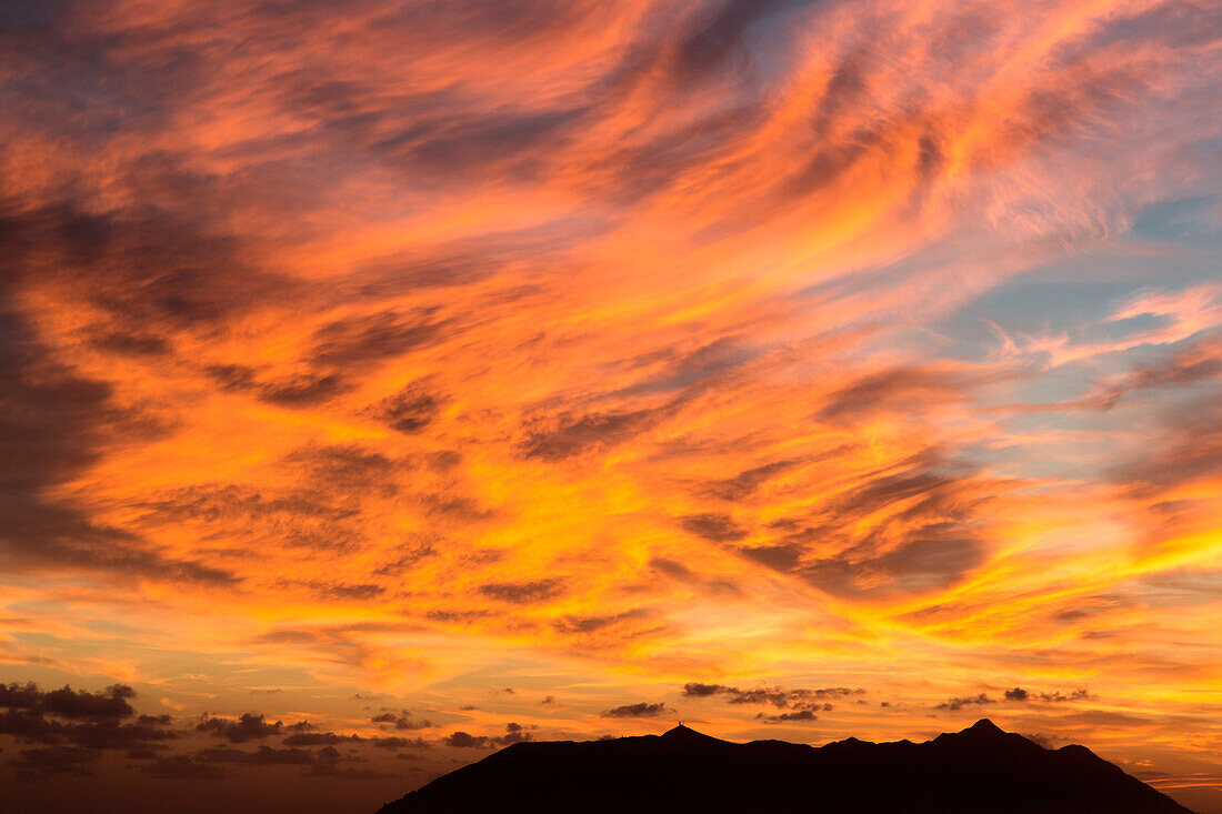 Europa, Italien, Latium, Terracina, Monte Circeo bei Sonnenuntergang