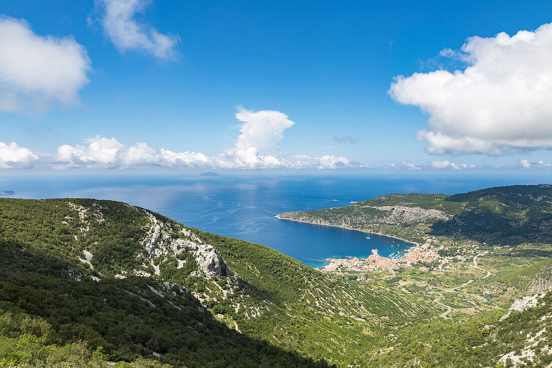 Blick auf das Dorf Komiza von Hum Mount, Komiza, Vis Island, Split-Dalmatien County, Dalmatien Region, Kroatien, Europa