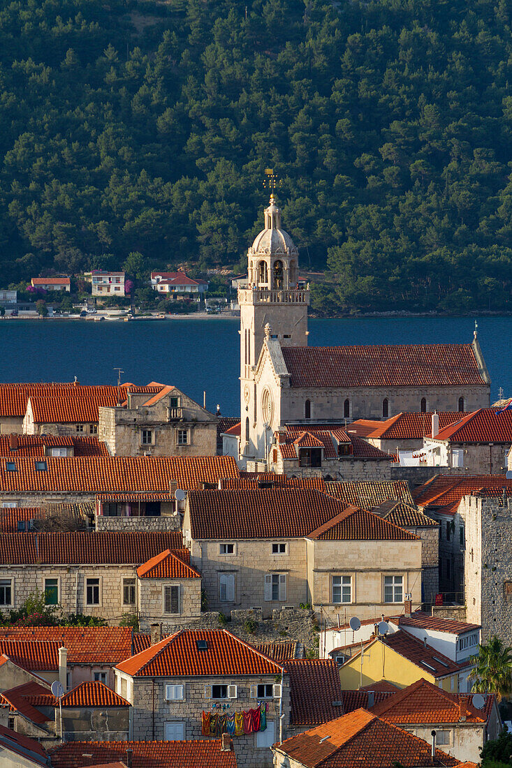Blick auf Korcula Dorf und die Kathedrale von Saint Mark, Korcula, Insel Korcula, Kreis Dubrovnik-Neretva, Dalmatien, Kroatien, Europa