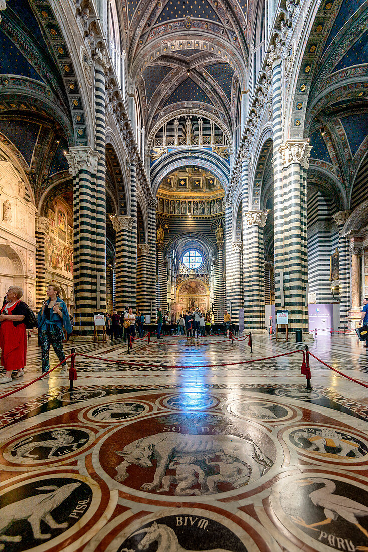 Touristen in der Kathedrale von Siena, Europa, Italien, Toskana, Siena