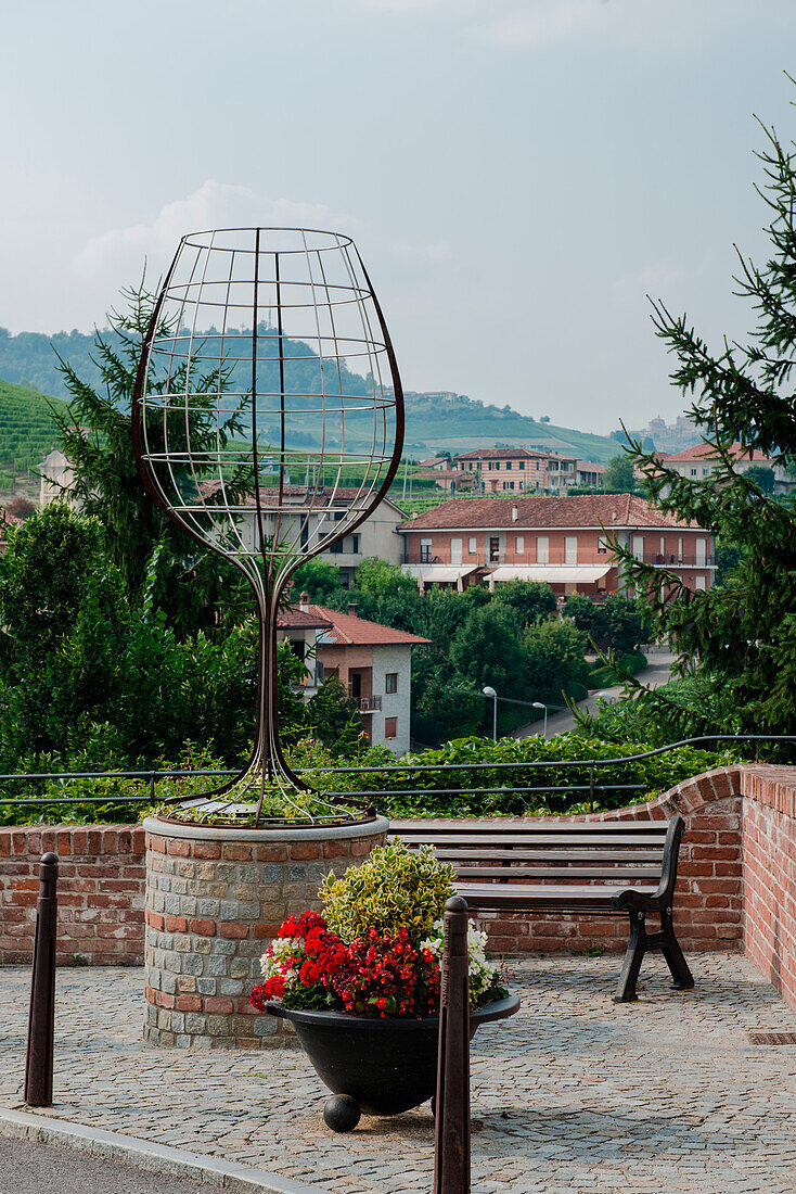 Italien, Piemont, Bezirk Cuneo, Langhe, Barolo, Denkmal geformtes Glas Wein in den Straßen von Barolo