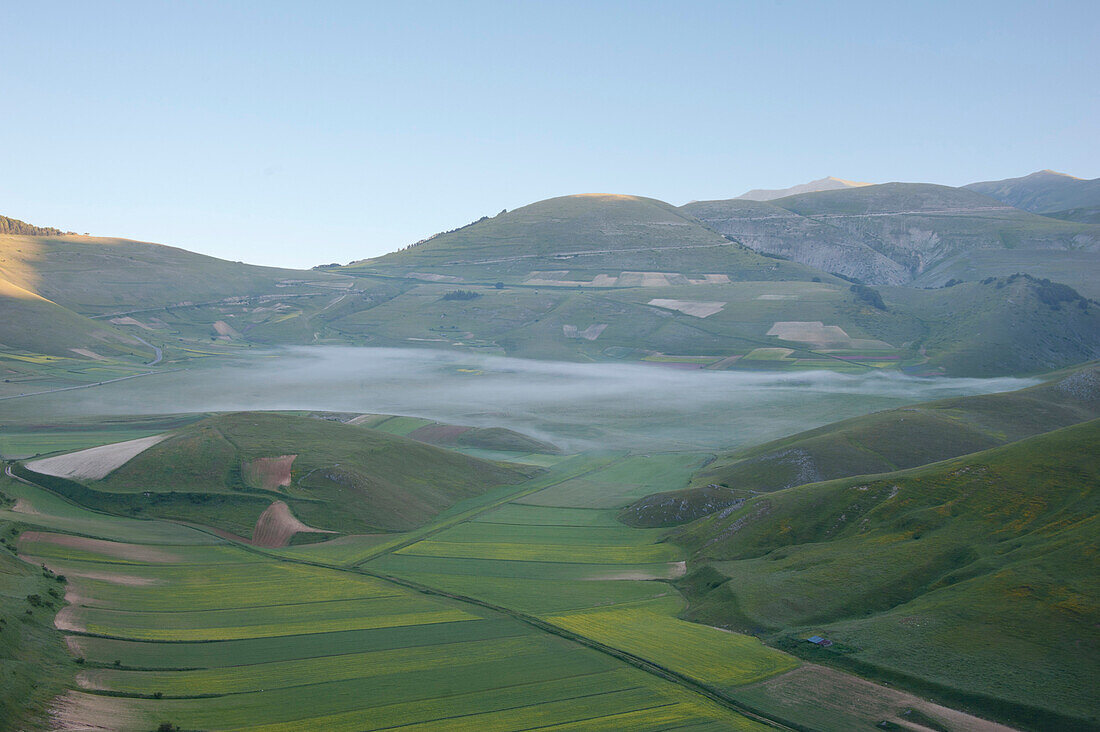 Nebel auf Pian Perduto, Monti Sibillini NP, Umbrien, Italien