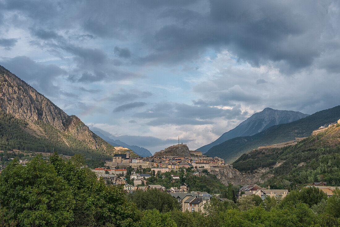 Die Stadt Briancon in einem stürmischen Tag, Provence, Frankreich