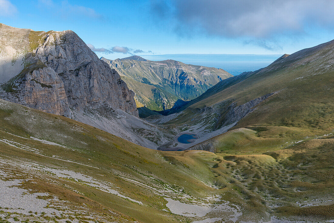 Luftaufnahme des See Pilato von Punta Prato Pulito Peak, Berg Vettore, Monti Sibillini NP, Umbrien, Italien