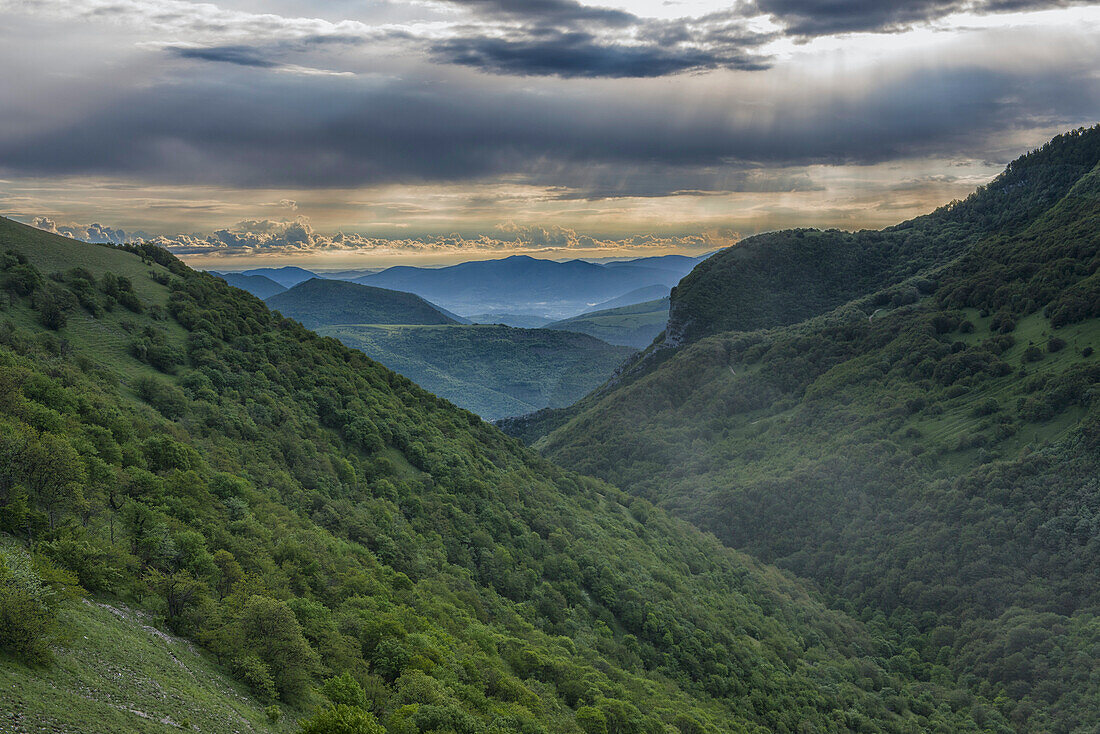 Apenninen und umbrischen Backcountry bei Sonnenaufgang in einem stürmischen Tag, Umbrien, Italien