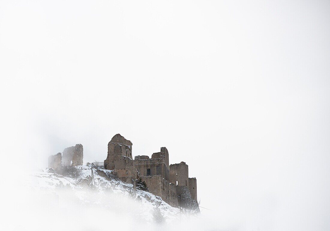 Die Rocca Calascio Castlein der Nebel in einem Wintertag, Gran Sasso und Monti della Laga NP, Abruzzen, Italien