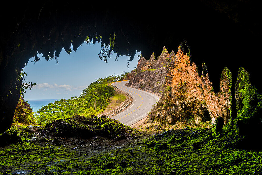 Halbinsel Samaná, Dominikanische Republik, Windende Küstenstraße gesehen von einer Berghöhle