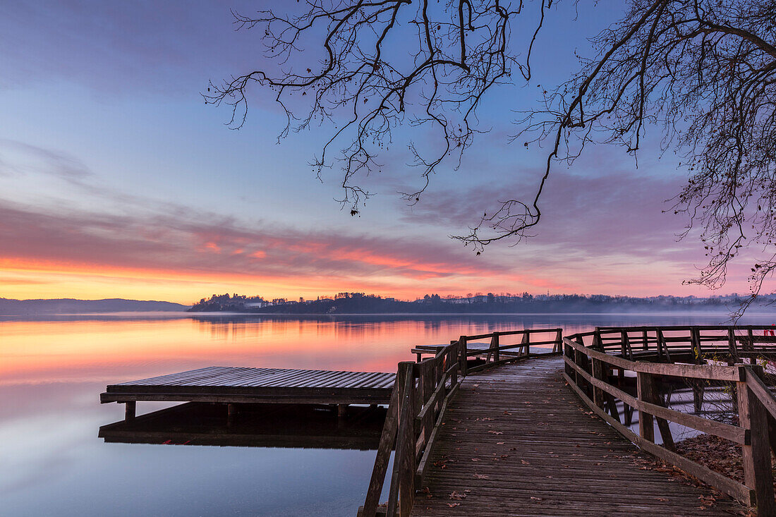 Winter Sonnenaufgang auf der Gavirate Pier von Lago di Varese, Provinz Varese, Lombardei, Italien