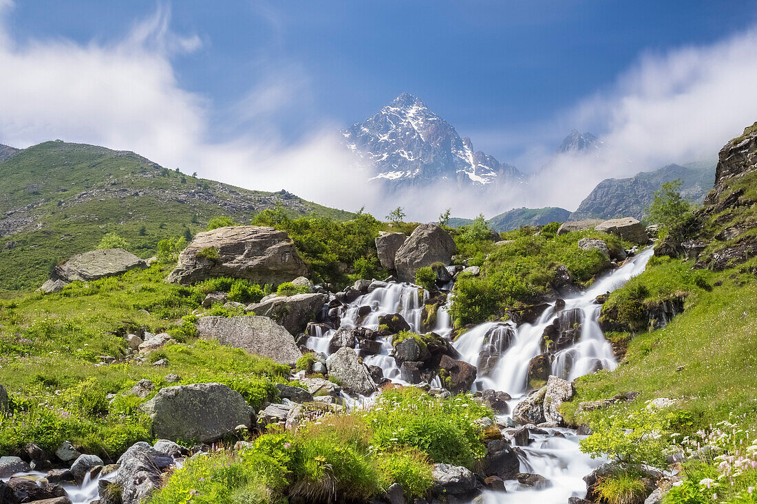 Die ersten Wasserfälle des großen Flusses Po 'unter dem Monviso, Crissolo, Po' Tal, Bezirk Cuneo, Piemont, Italien