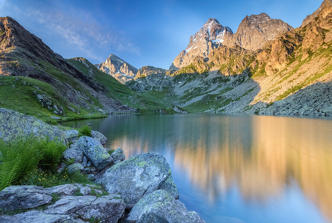 Sonnenaufgang auf Monviso und Visolotto von den Ufern des Lago Fiorenza, Crissolo, Po 'Tal, Bezirk Cuneo, Piemont, Italien